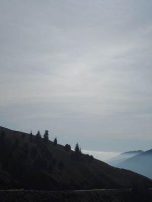 Vista Del Camino Y Las  Montañas Entre Nubes Paramos Merida Venezuela